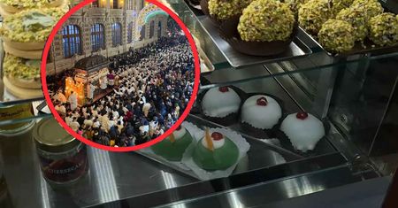 Na wyspę zjeżdżają tysiące ludzi. Niezwykły deser przypomina dramatyczne wydarzenia