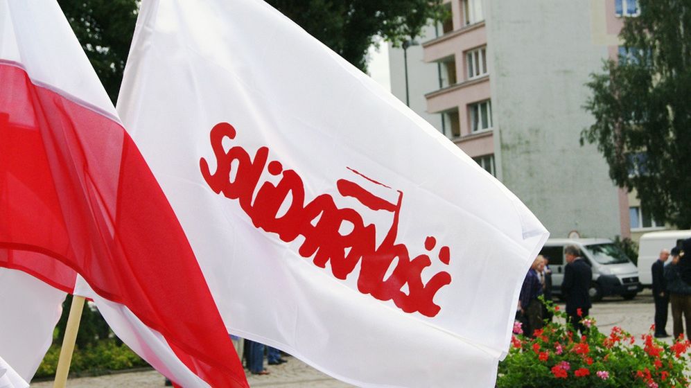 31.08.2011 Gdansk Flaga pod pomnikiem Poleglych Stoczniowcow gdzie Bronislaw Komorowski Bogdan Borusewicz Jozef Przybylski skladali kwiaty w 31. rocznice podpisania Porozumien Sierpniowych