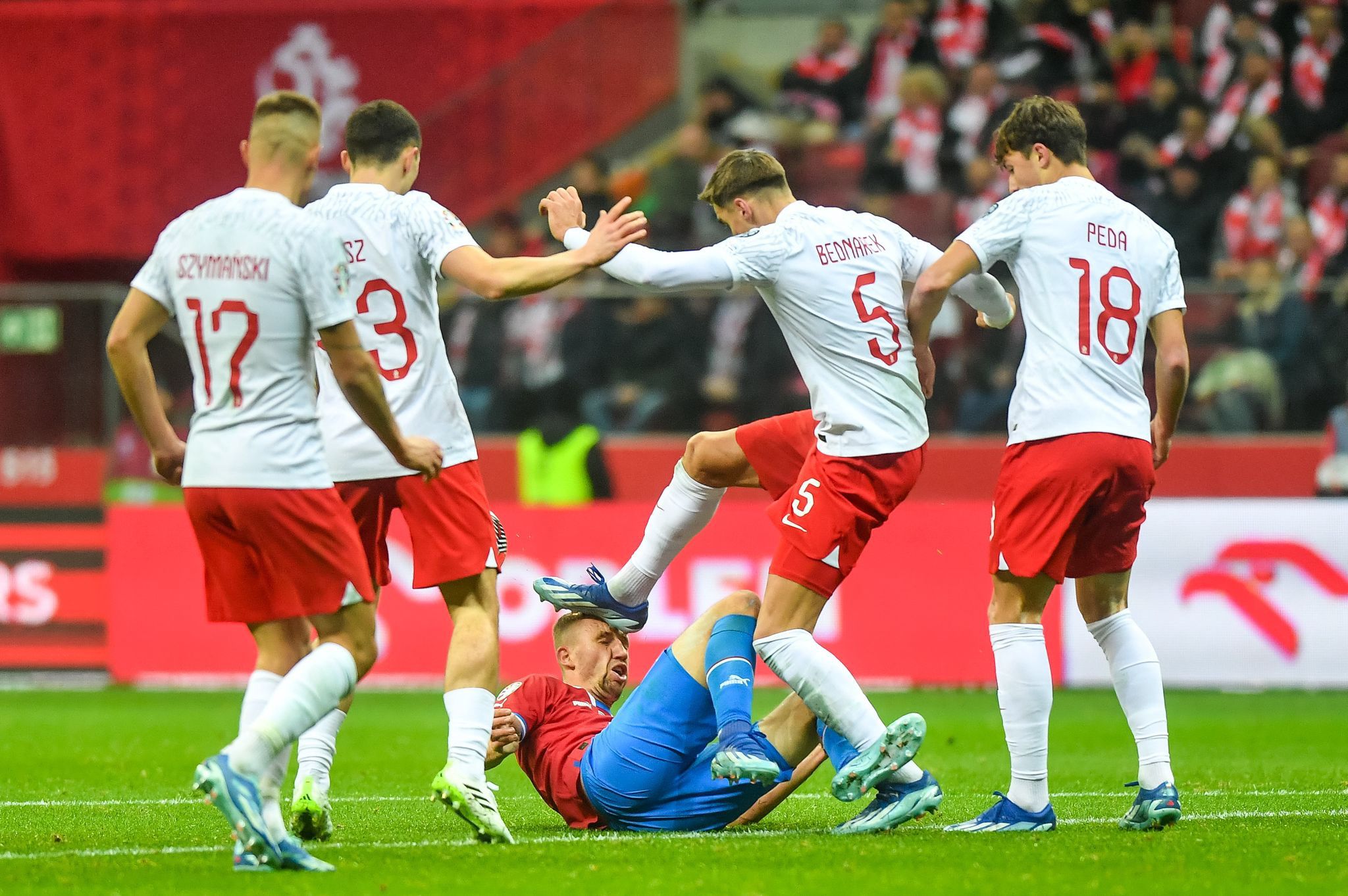 Ostry atak Jana Bednarka na głowę Czecha
JACEK PRONDZYNSKI/FOTOPYK