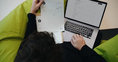 Jak wystawiać faktury zagranicznym klientom – wielojęzyczność i waluty w jednym narzędziu