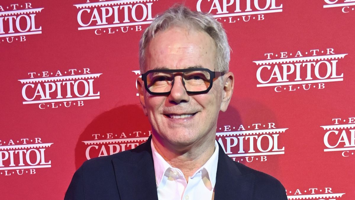 scena z: Robert Janowski, SK:, , fot. Niemiec/AKPACapitol, Lumbago, okulary, październik 2023, premiera, premiera spektaklu, Premiera spektaklu Lumbago, marynarka klubowa, marynarka granatowa, guziki, Robert Janowski