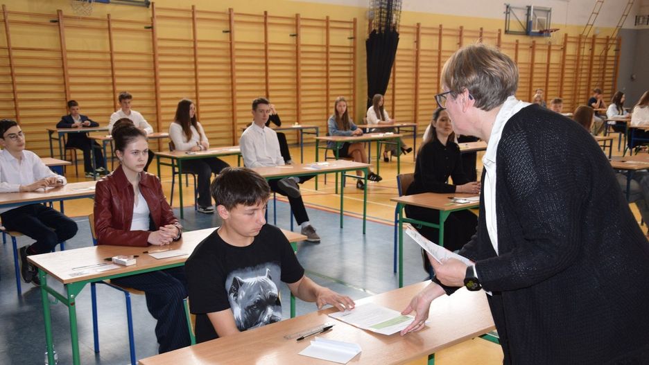 Zobacz w galerii TOP 24 szkoły podstawowe z Kujawsko-Pomorskiego. Prezentujemy placówki, w których uzyskano średnie wyniki z j. angielskiego na egzaminie ósmoklasisty przynajmniej na poziomie 83 procent. W zestawieniu są szkoły, w których egzamin zdawało więcej niż 10 uczniów 