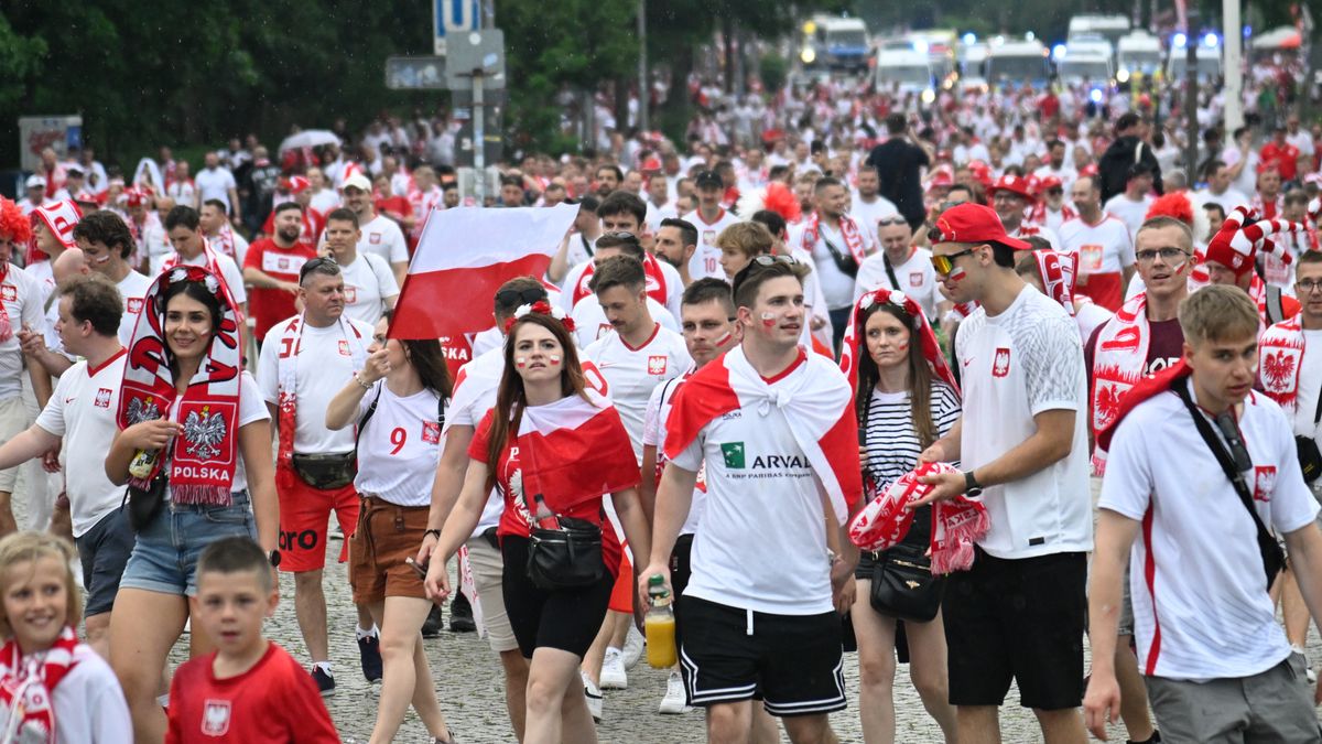 Berlin, Niemcy, 21.06.2024. Polscy kibice w drodze na Stadion Olimpijski w Berlinie, na mecz grupy D piłkarskich mistrzostw Europy z Austrią, 21 bm. (gj) PAP/Marcin Bielecki