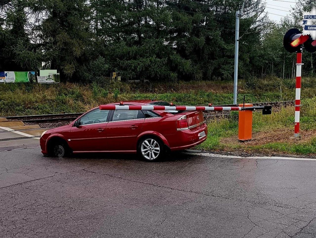 Katowice: Opel zgubił koło na przejeździe kolejowym. Z pomocą ruszył policjant po służbie