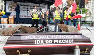 Protest rolników. Taczka z obornikiem w biurze poselskim Antoniego Macierewicza