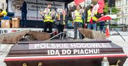 Protest rolników. Taczka z obornikiem w biurze poselskim Antoniego Macierewicza