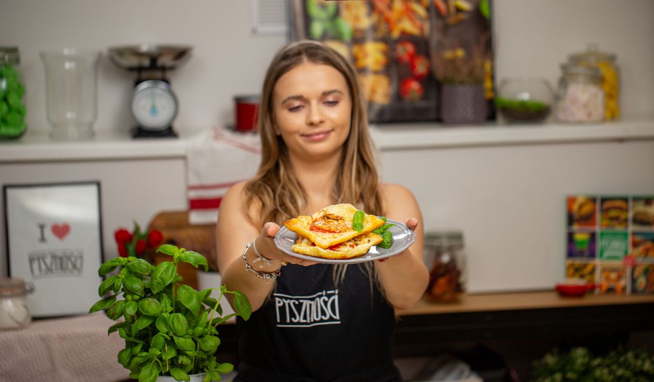 Złam klasyczny przepis. Zrób "odwróconą tartę" z pomidorami i mozzarellą