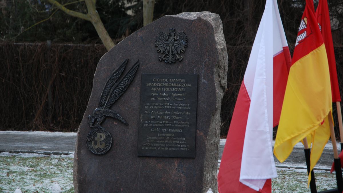 Pomnik Cichociemnych Spadochroniarzy Armii Krajowej