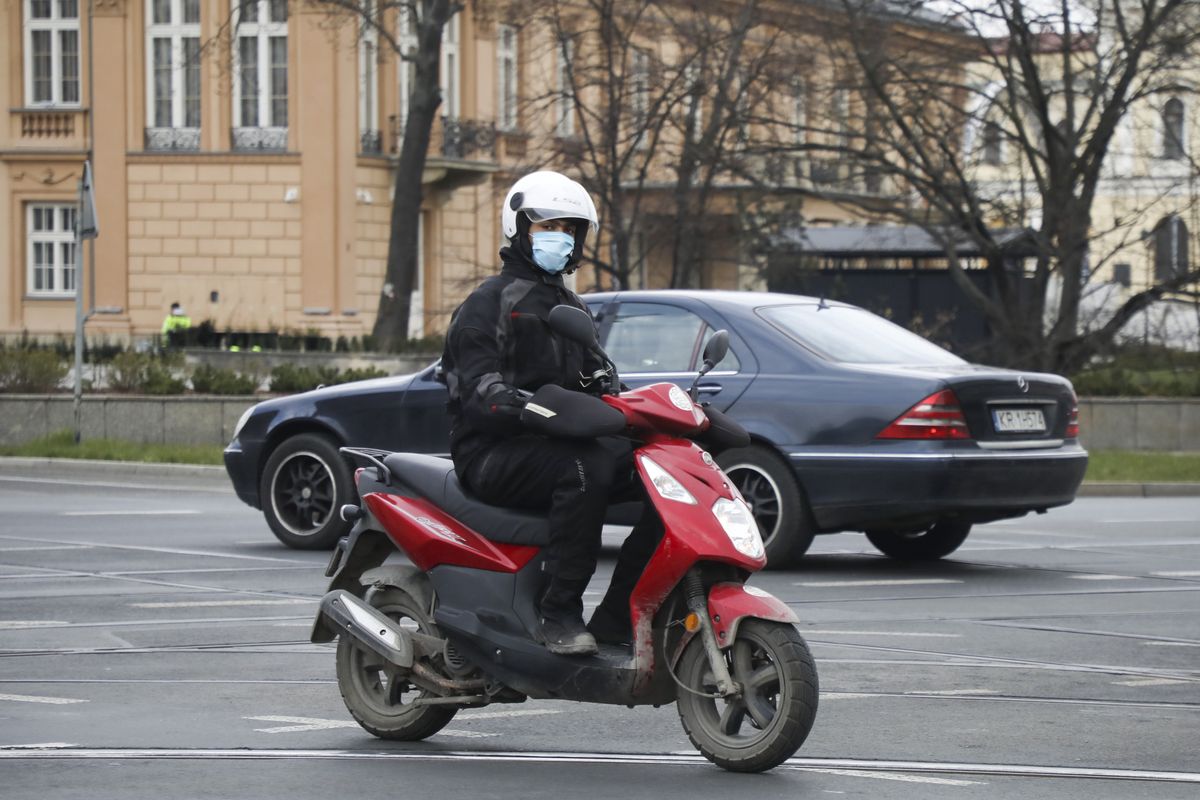 Obowiązek zasłaniania ust i nosa dotyczy też motocyklistów.