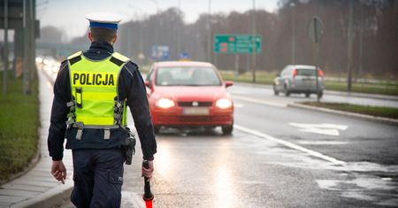 Sam zatrzymał się do kontroli, gdy zobaczył policję. Teraz ma problemy