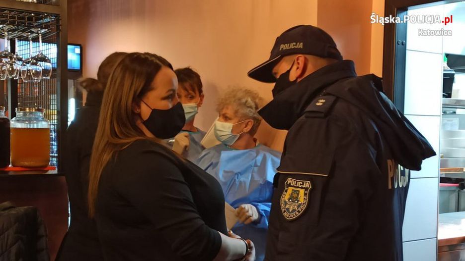 Katowice. Mimo obostrzeń pierwsza restauracja w Katowicach została oficjalnie otwarta, interweniowała policja.
