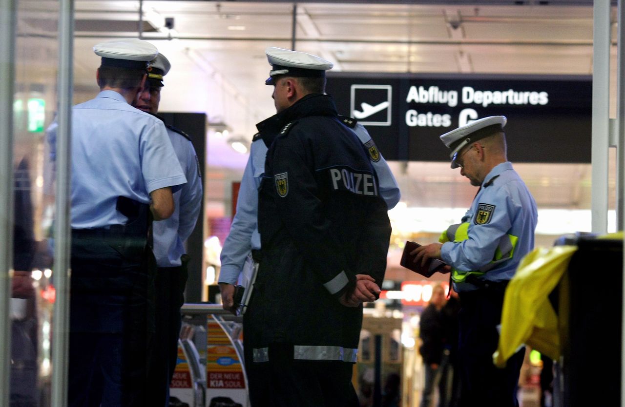 Young Norwegian exposes airport security flaws with knife on board