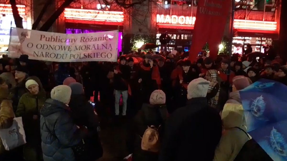 Zebrani odmówili różaniec w intencji zamknięcia obrazoburczej restauracji