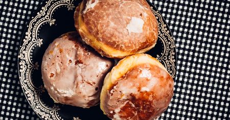 Pączek ma popękany lukier? Mało kto wie, co to oznacza