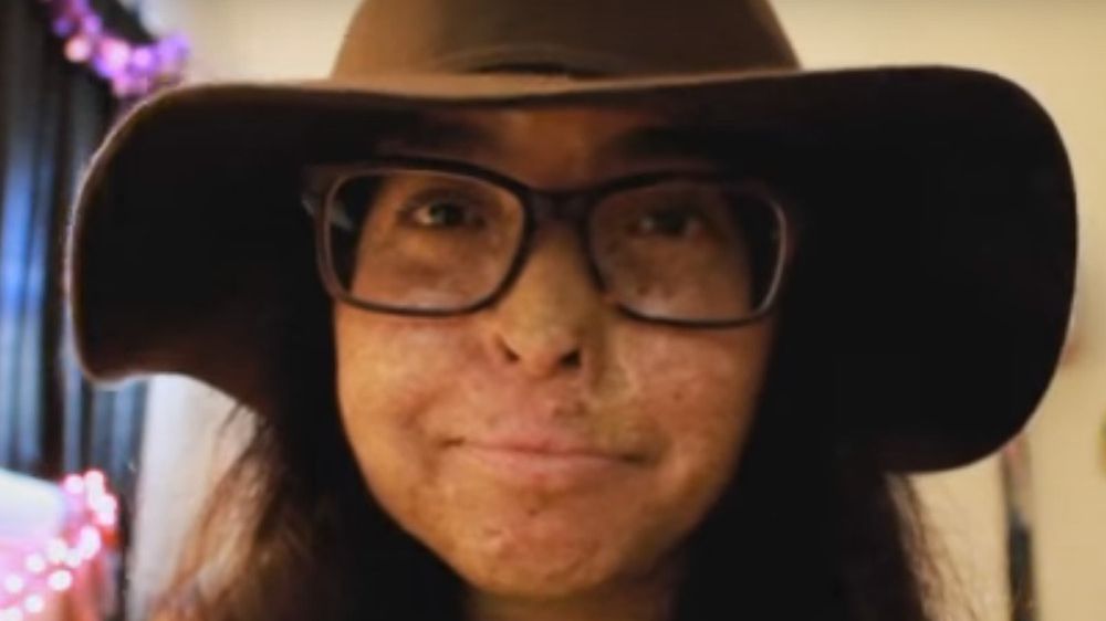 Młoda kobieta może wychodzić na zewnątrz tylko w nocy