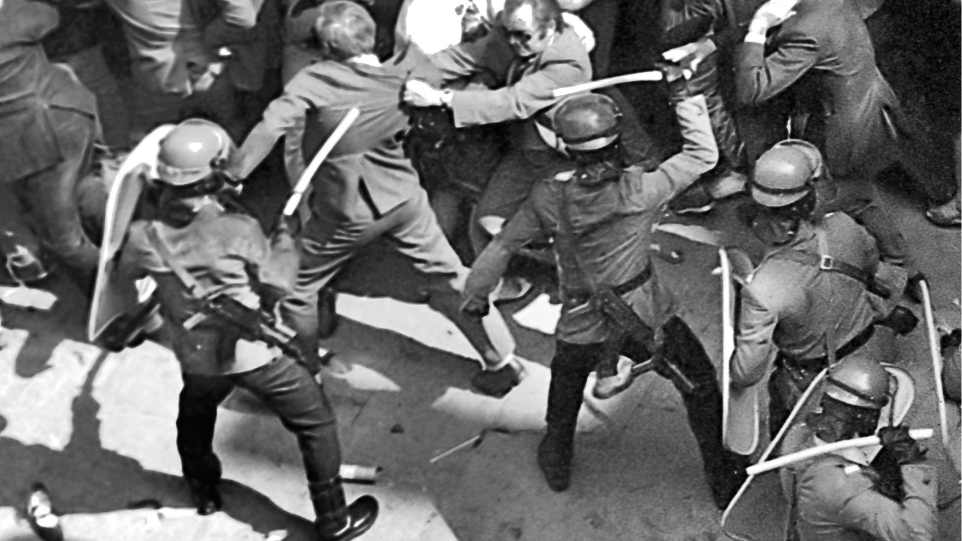 ZOMO rozpędza demonstrację przed kościołem św. Jana Chrzciciela w Warszawie. 1 maja 1983 roku / fot. Andrzej Rybczyński