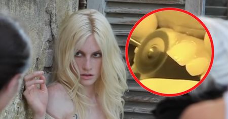 Metamorfozy "Top Model". Obcięcie włosów to nic w porównaniu z tym, co zrobili z zębami uczestniczki w amerykańskiej wersji