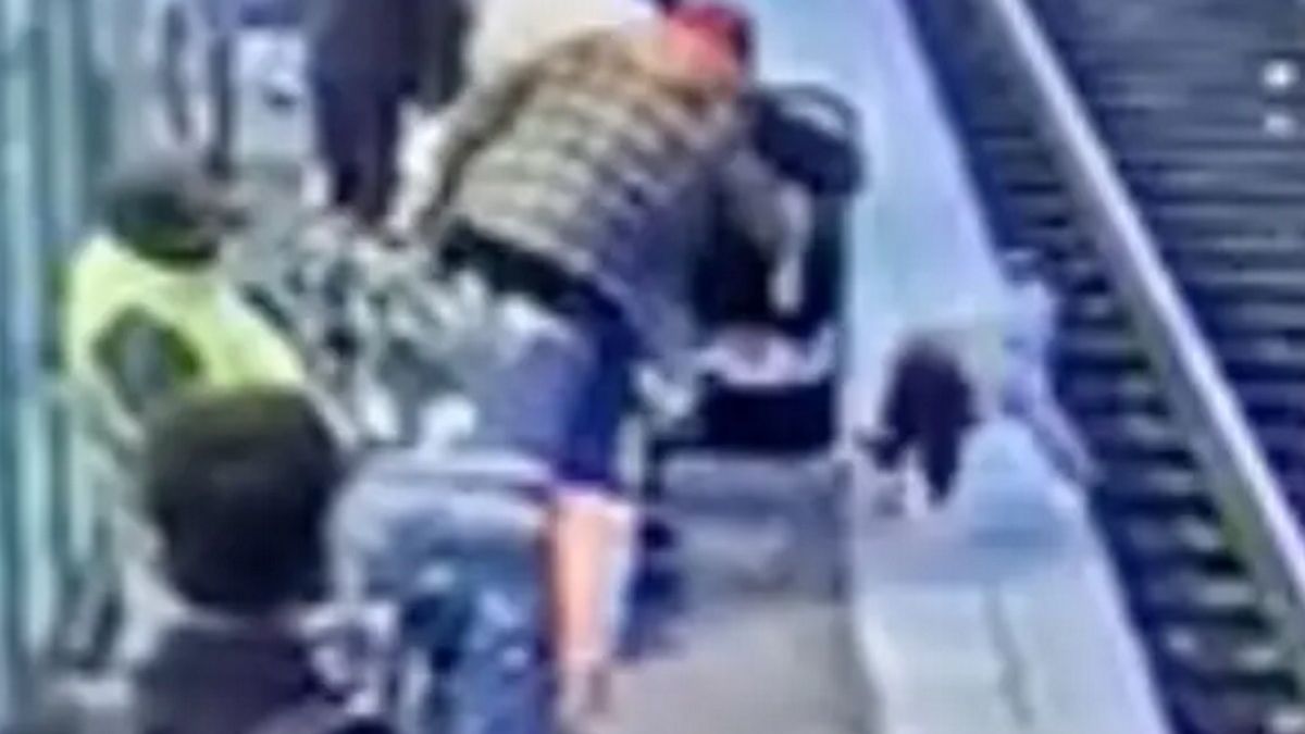 Nieznajoma podeszła do małej dziewczynki, a następnie zepchnęła ją na tory