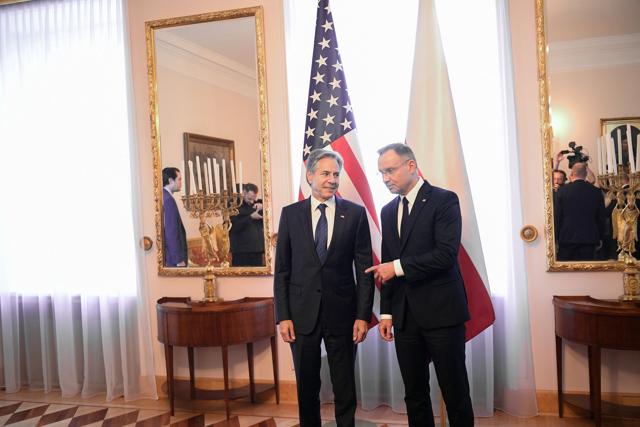 Antony J. Blinken, Andrzej Duda
Warszawa, 12.09.2024. Sekretarz stanu USA Antony J. Blinken (l) oraz prezydent RP Andrzej Duda (P) podczas powitania przed spotkaniem w Belwederze w Warszawie, 12 bm. (amb) PAP/Marcin Obara
Marcin Obara
bezpiecze�stwo, dyplomacja, polityka, rozmowy, spotkanie, wizyta sekretarza stanu USA, wsp�praca Polski i USA