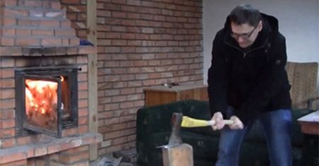 Terlikowski szaleje... Rąbie karty tarota!