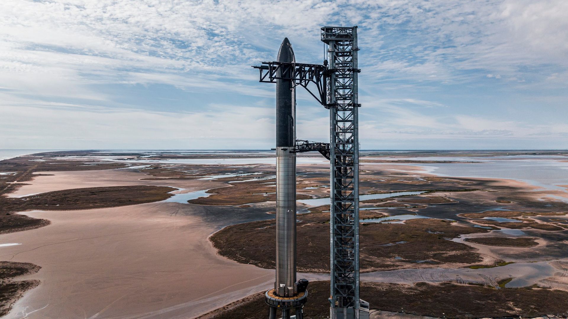 Starship ma 120 metrów wysokości, jest o 20 metrów wyższy niż SLS i o prawie 10 metrów niż Saturn V.