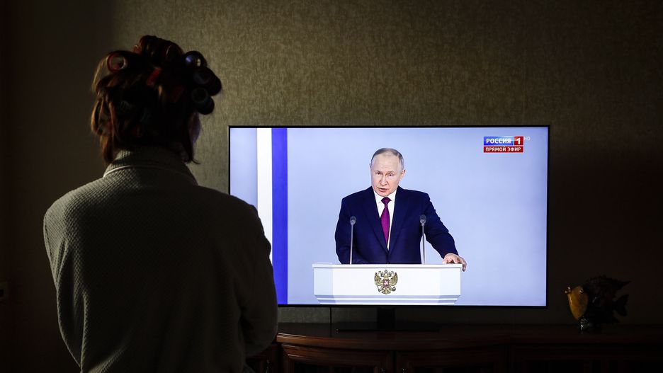 A woman watches the televised address by Russian President Vladimir Putin before the Federal Assembly, from her home in Moscow, Russia, 21 February 2023. 'The goal of the West is to inflict a strategic defeat on Russia, to end us once and for all. We will react accordingly, because we are talking about the existence of our country', Putin said during his state of the nation address. About 1,200 people, including lawmakers of Russia's two-chamber parliament, Government members, heads of the Constitutional and Supreme court, and regional governors, were invited to attend the event. EPA/YURI KOCHETKOV Dostawca: PAP/EPA.