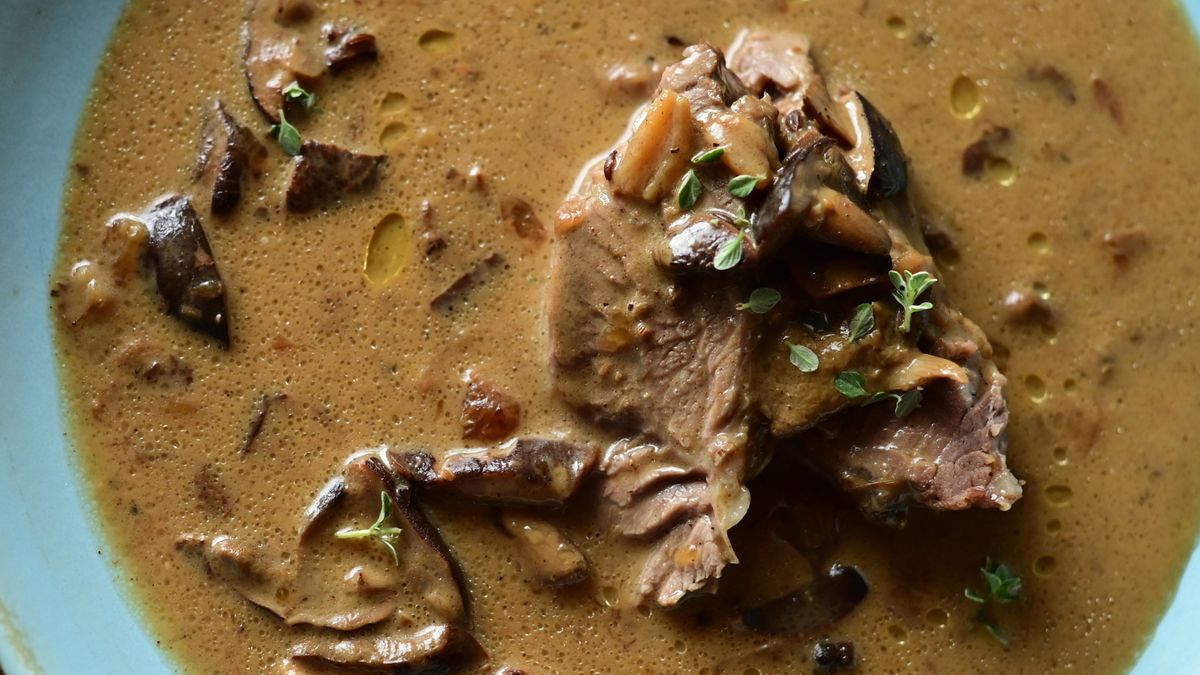 Polędwiczka w sosie grzybowym z kaszą