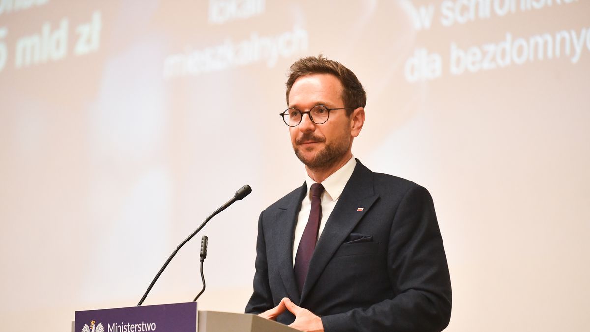 Warszawa, 31.07.2023. Minister rozwoju i technologii Waldemar Buda na konferencji prasowej w siedzibie resortu w Warszawie, 31 bm. Tematem spotkania były kolejne środki dla JST z Rządowego Programu Mieszkania Komunalne. To największa z transz finansowych w ramach programu, który wspiera tani wynajem. (aldg) PAP/Andrzej Lange