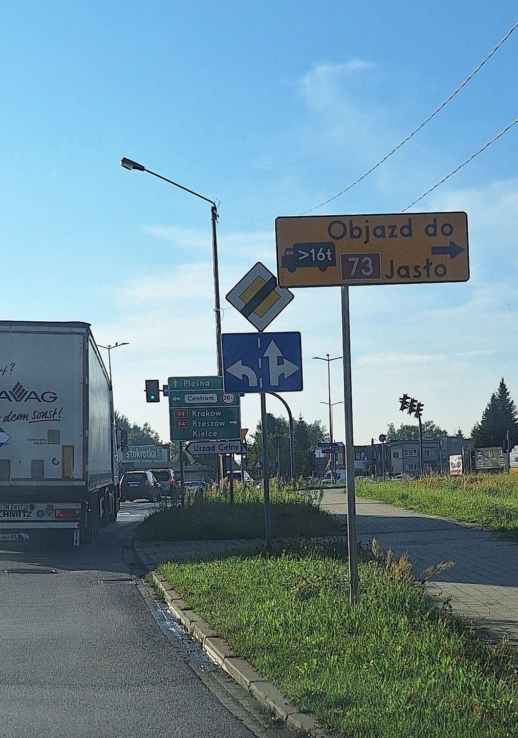 W związku z objazdem wzmógł się ruch ciężarówek na południowej obwodnicy, przy wjeździe do Tarnowa od strony ul. Krakowskiej a także w Mościcach