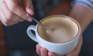 Każdego dnia wsyp do kawy i pij. Jelita oczyszczą się i będą chodzić jak w zegarku