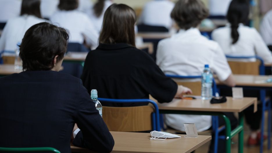 Warszawa, 08.06.2020. Matura w XLVIII Liceum Ogolnoksztalcacym im. Edwarda Dembowskieg. Egzamin z jezyka polskiego, poziom podstawowy.,Image: 528504443, License: Rights-managed, Restrictions: , Model Release: no, Credit line: Andrzej Hulimka / Forum