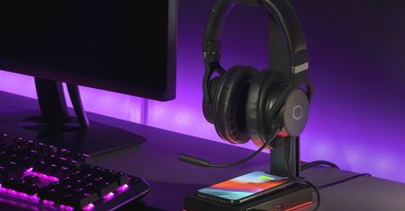 Cooler Master nazywa go stojakiem na słuchawki, ale to najmniej istotna z jego funkcji