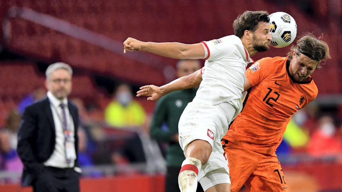 Obrońca Bartosz Bereszyński (środek) i trener reprezentacji Polski Jerzy Brzęczek (w tle po lewej) oraz Hans Hateboer (po prawej) z Niderlandów podczas meczu 2. edycji piłkarskiej Ligi Narodów, na stadionie "Johan Cruijff ArenA"