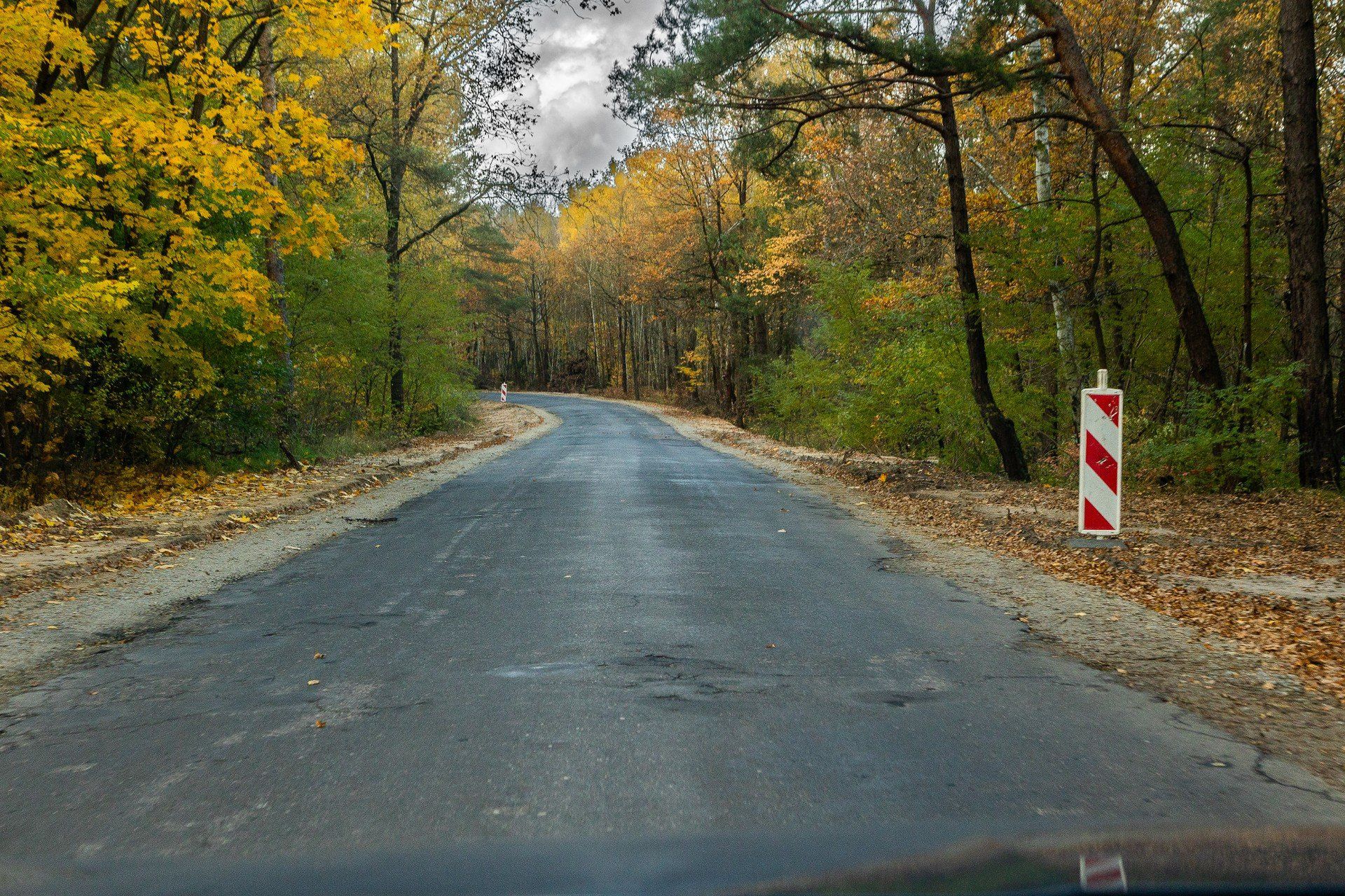 Stara nawierzchnia jest w opłakanym stanie.