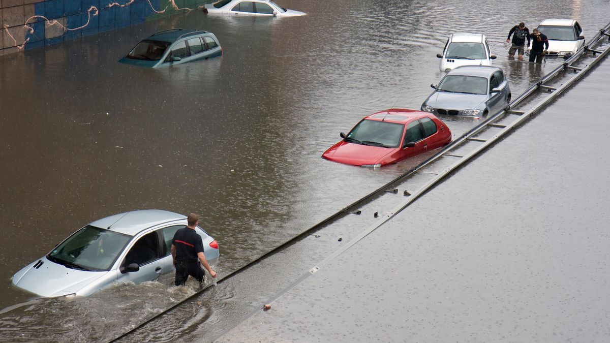 route, auto, transport , orage, inondation, pluie, secours, route, auto, transport, catastrophe naturelle, dégâts