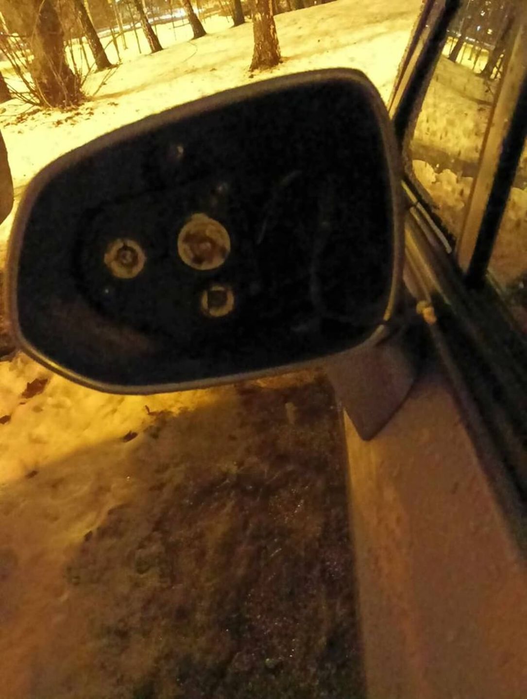 Zbite lusterko boczne w samochodzie