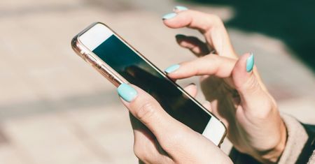 Masz konto w tym banku? Sprawdzą, jak trzymasz telefon