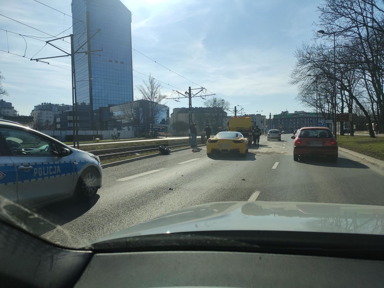 Ferrari 458 rozbite w Krakowie. Kolizja miała miejsce na prostej drodze