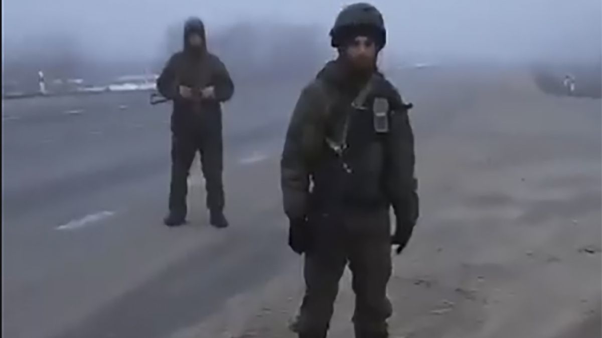 Ukrainiec zwrócił się rosyjskich żołnierzy stojących na drodze
