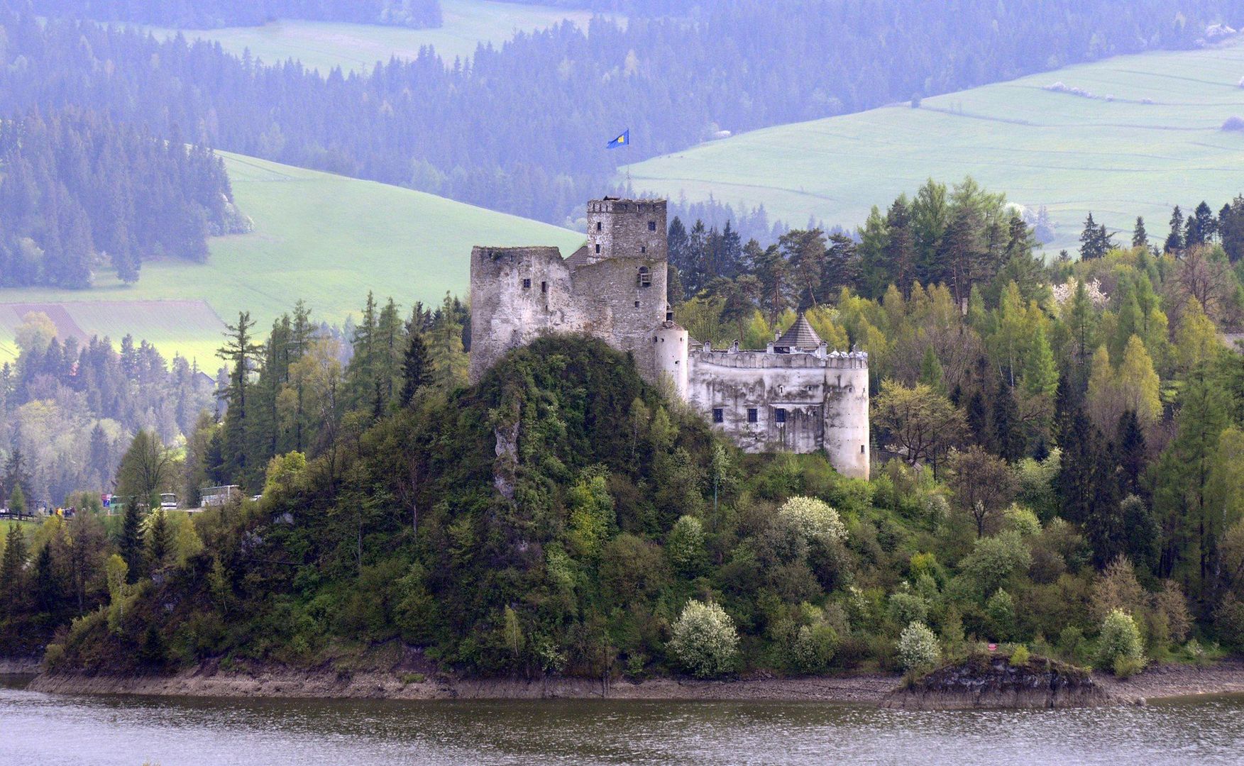 Skarby i duchy w zamkuZamek w Niedzicy, malowniczo położony nad Jeziorem Czorsztyńskim, to miejsce pełne tajemnic i historii. Znany z legendy o ukrytym skarbie Inków, zamek przyciąga poszukiwaczy przygód i miłośników historii. Zwiedzanie zamku wprowadza w świat średniowiecznych tajemnic i legend.Zjawy dawnych mieszkańcówZamek jest również znany z opowieści o duchach dawnych mieszkańców. Najsłynniejsza jest legenda o Brunhildzie, która rzekomo nawiedza zamek, szukając spokoju po tragicznej śmierci. Zwiedzanie zamku nocą to prawdziwe wyzwanie dla miłośników mocnych wrażeń.