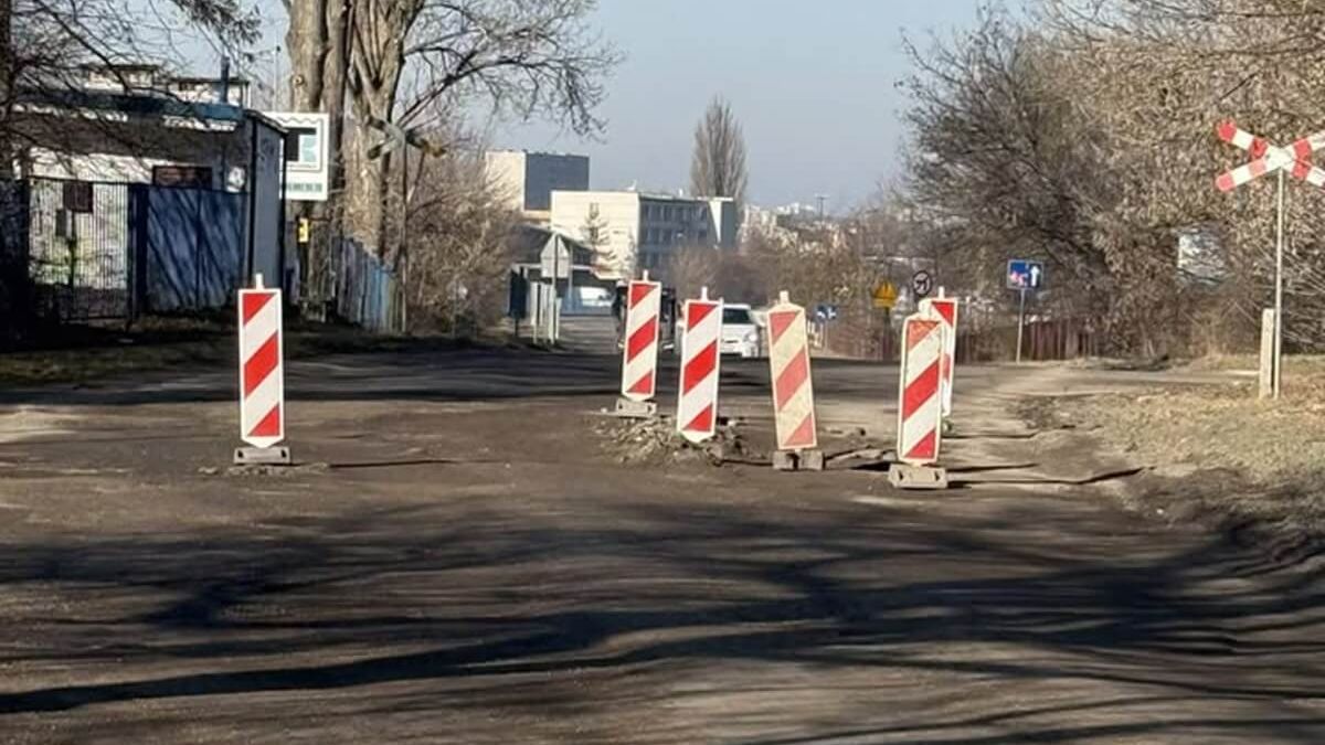 Obecny stan nawierzchni ul. Chemicznej, ze względu na ubytki drogowcy ustawili pachołki