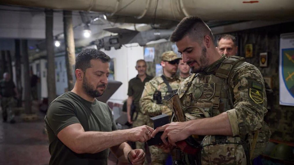 Jurij Fedorenko odbierający odznaczenie od prezydenta Ukrainy