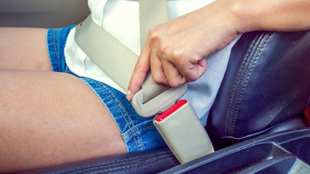 Wybierasz się w podróż samolotem? Szorty to zły wybór. Stewardessa podała poważne uzasadnienie 