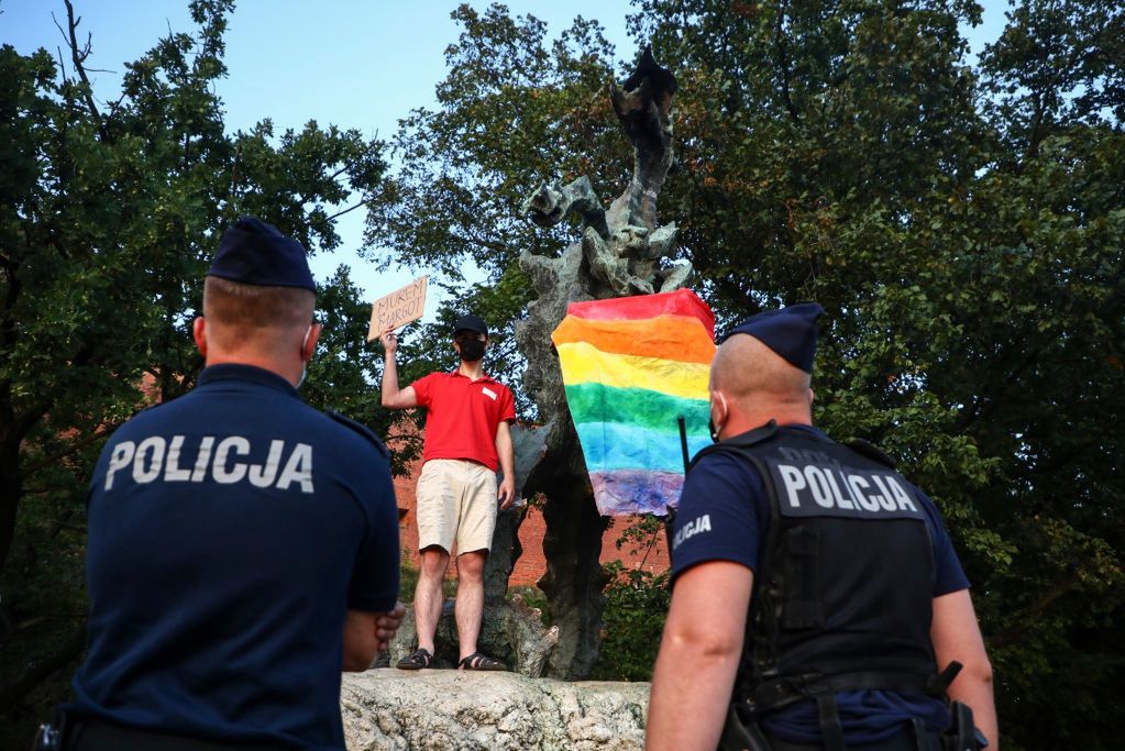 Posłanka Lewicy Wanda Nowicka udziela pomocy zatrzymanym przez policję protestującym