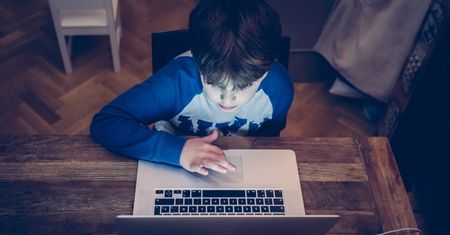 Dziecko nie wyłączyło mikrofonu podczas lekcji online. Ojciec aresztowany