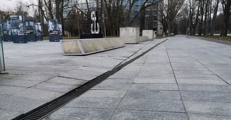 Zapadnięty chodnik przy Placu Teatralnym. CSK: „Monitorujemy sytuację”