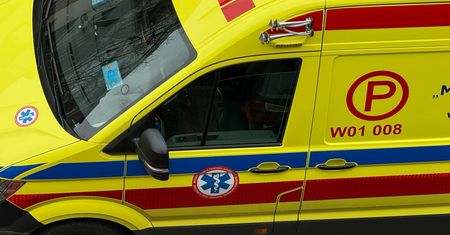 Pościg za skradzioną karetką. Ranna policjantka, padły strzały