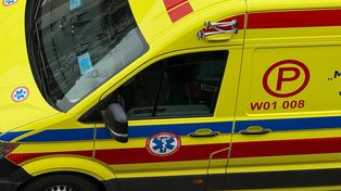 Pościg za skradzioną karetką. Ranna policjantka, padły strzały