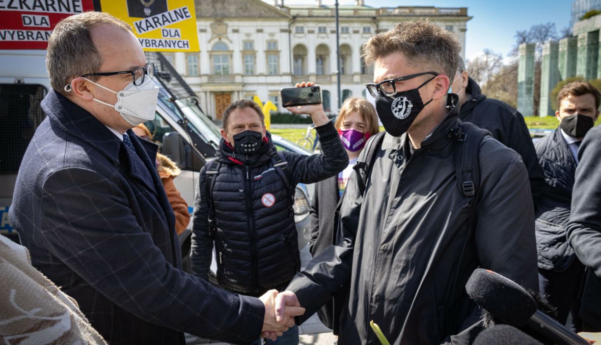 RPO Adam Bodnar i sędzia Igor Tuleya (z prawej) podczas blokady Sądu Najwyższego w obronie sędziego. 22 kwietnia 2021 roku