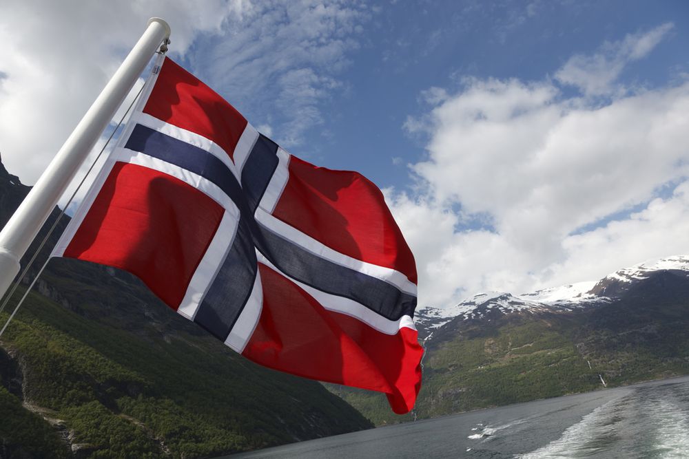 Zdjęcie norweskiej flagi pochodzi z serwisu Shutterstock